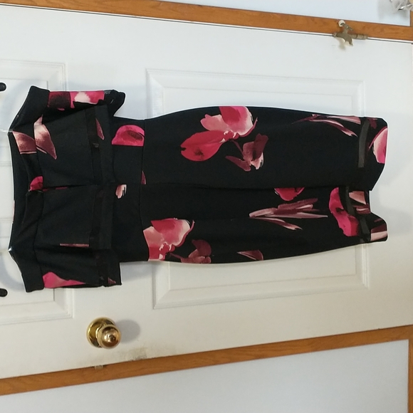 Le Chateau off the shoulder floral dress - Picture 3 of 9